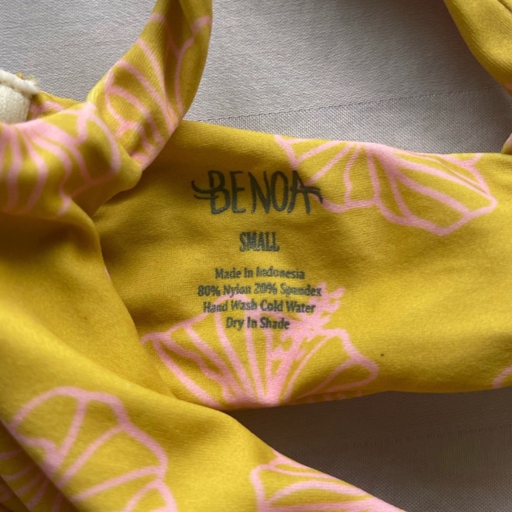 BENOA Honey Hibiscus Size small bikini top NWT